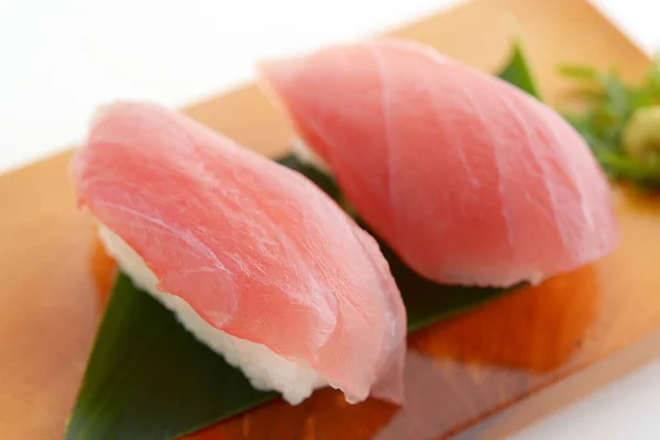 Tonfisk Sushi Träplatta — Stockfoto