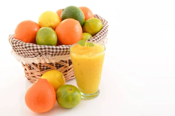 Färska Citrusfrukter Med Ett Glas Saft — Stockfoto