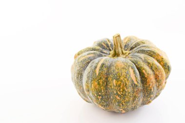 Beyaz arkaplanda izole edilmiş taze balkabağı