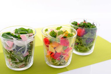 Taze ve lezzetli sebze salatası