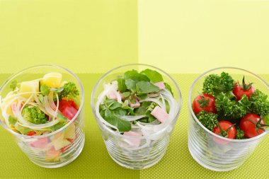 Taze ve lezzetli sebze salatası