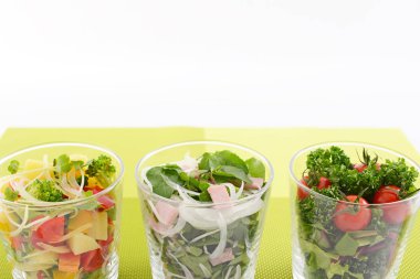 Taze ve lezzetli sebze salatası