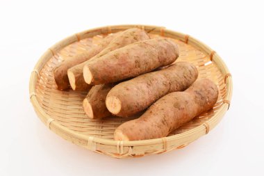 Bambu sepet içinde taze yam