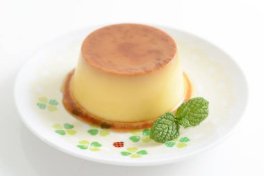 Bir tabak lezzetli kremalı puding
