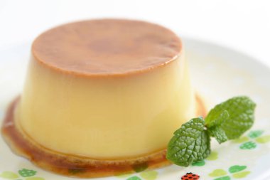 Bir tabak lezzetli kremalı puding