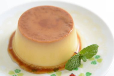 Bir tabak lezzetli kremalı puding