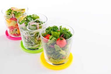 Taze ve lezzetli sebze salatası