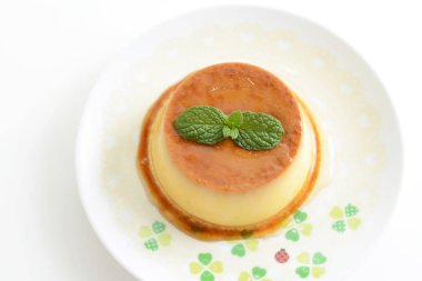 Bir tabak lezzetli kremalı puding