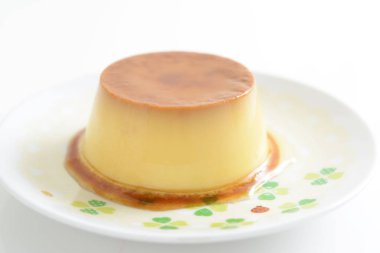 Bir tabak lezzetli kremalı puding