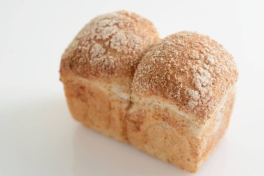 Beyaz arka plan üzerinde izole lezzetli ekmek
