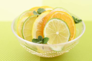 Narenciye meyve bir kase dilimleri