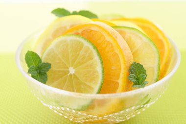 Narenciye meyve bir kase dilimleri