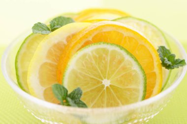 Narenciye meyve bir kase dilimleri