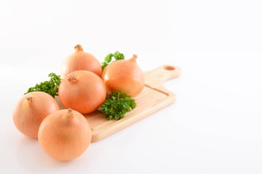 kesme tahtası üzerinde taze sebze