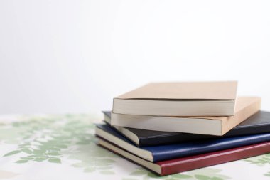 yığın kitap masanın üstüne