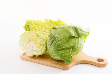 Kesme tahtasında taze sebzeler