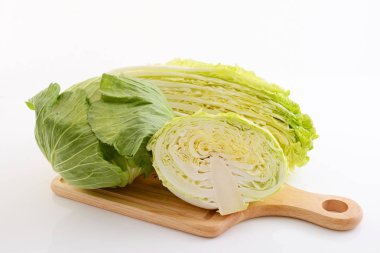 Kesme tahtasında taze sebzeler