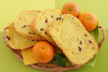 Ekmek sepeti ile taze meyve