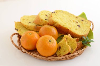 Ekmek sepeti ile taze meyve