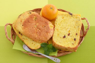 Ekmek sepeti ile taze meyve