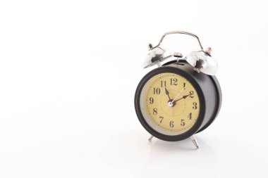 Alarm saati beyaz arkaplanda izole edildi