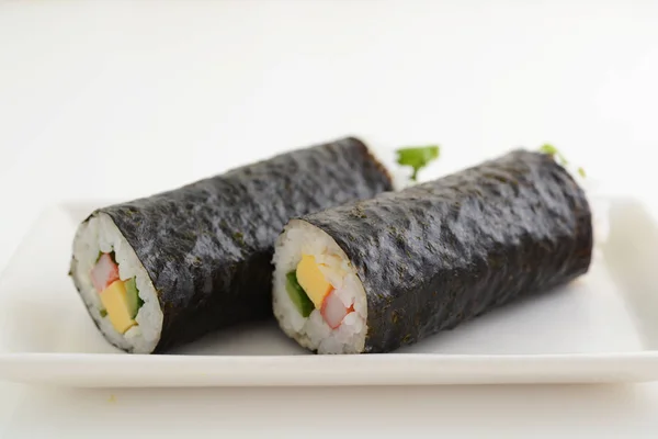 맛있는 초밥을 접시에 얹는다 — 스톡 사진