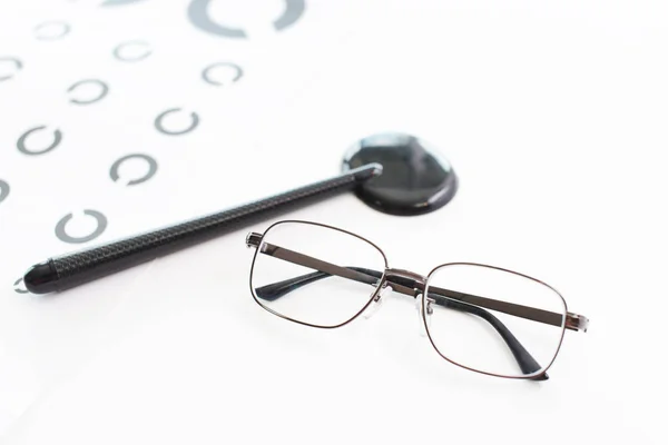 白い背景で隔離の眼鏡オクルーダ — ストック写真