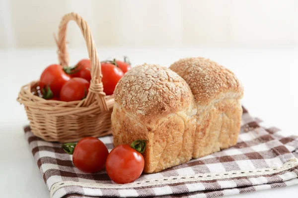 一条面包和樱桃西红柿 — 图库照片