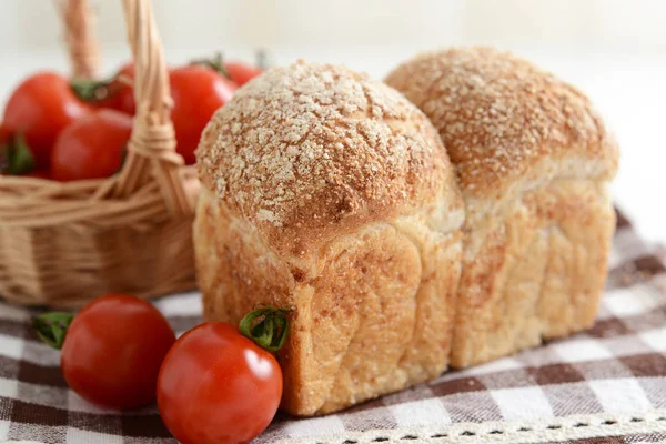 Bochník Chleba Cherry Rajčaty — Stock fotografie