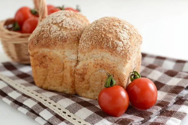 一条面包和樱桃西红柿 — 图库照片