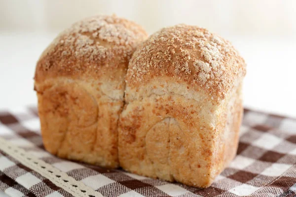 Leckeres Brot Auf Dem Esstisch — Stockfoto