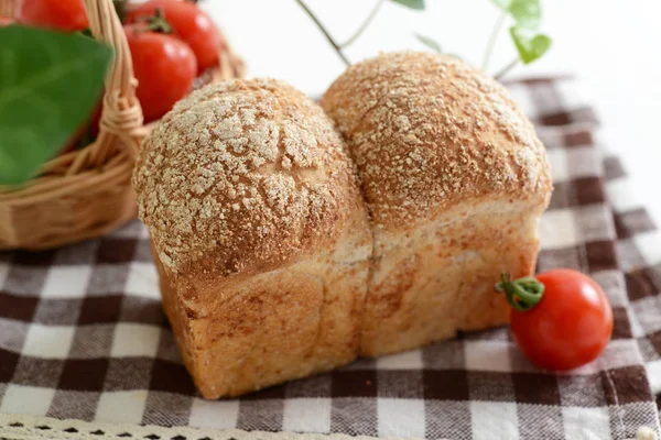 Limpa Bröd Med Körsbärstomater — Stockfoto