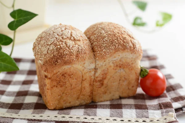 Limpa Bröd Med Körsbärstomat — Stockfoto