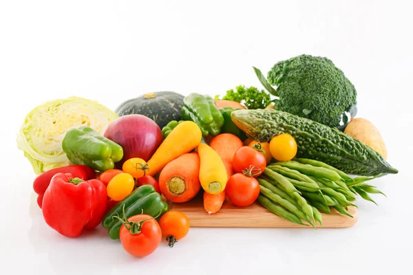 Mixed Fresh Vegetables Cutting Board — Stockfoto