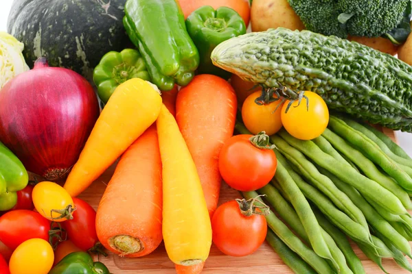 Bir kesme tahtası üzerinde karışık taze sebze