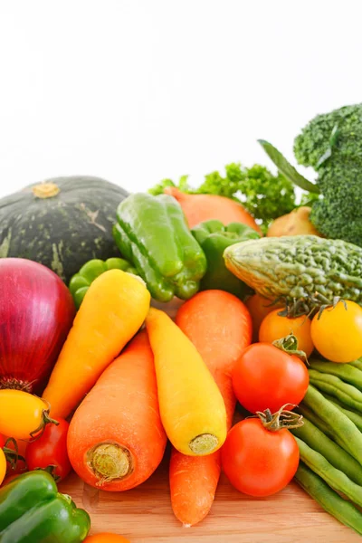 Bir kesme tahtası üzerinde karışık taze sebze