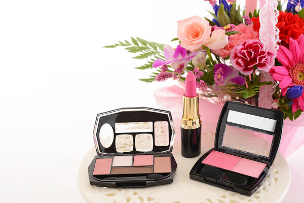 Декоративная косметика с красивыми цветами
 