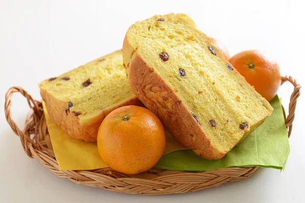 Ekmek sepeti ile taze meyve