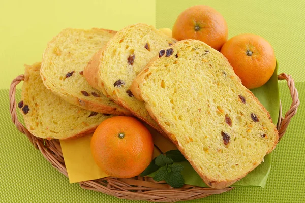 Ekmek sepeti ile taze meyve