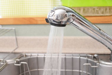 Paslanmaz çelik mutfak musluk ve lavabo akan su ile