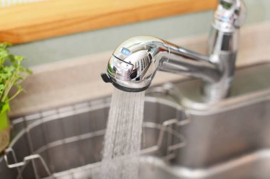 Paslanmaz çelik mutfak musluk ve lavabo akan su ile