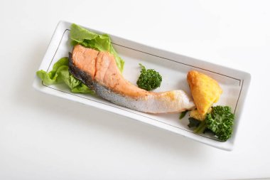 Bir tabak lezzetli ızgara somon