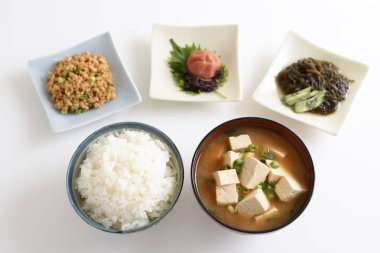 Miso çorbası, pirinç ve yan yemekler lezzetli breakfast