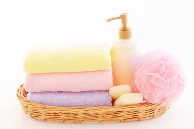 Beyaz bir arka plan üzerinde banyo ürünleri