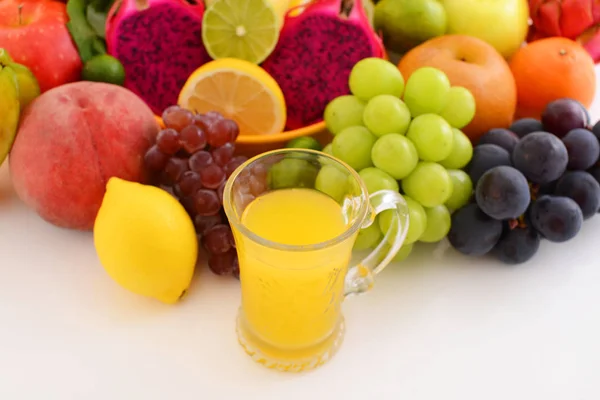 Färsk Frukt Med Juice — Stockfoto