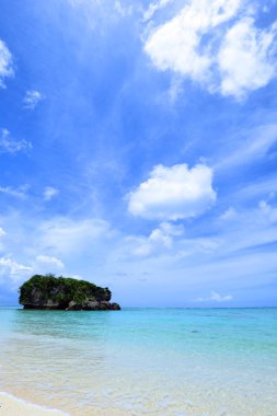 Mavi gökyüzü ve Okinawa Denizi