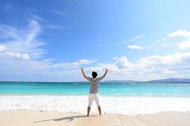 Kumsalda dinlenen adam..