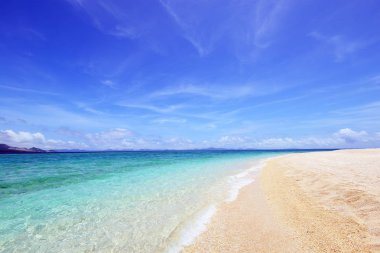 Okinawa 'da güzel bir plajın resmi.