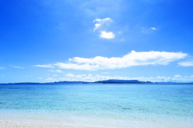 Mavi gökyüzü ve Okinawa Denizi