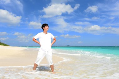 Kumsalda dinlenen adam..